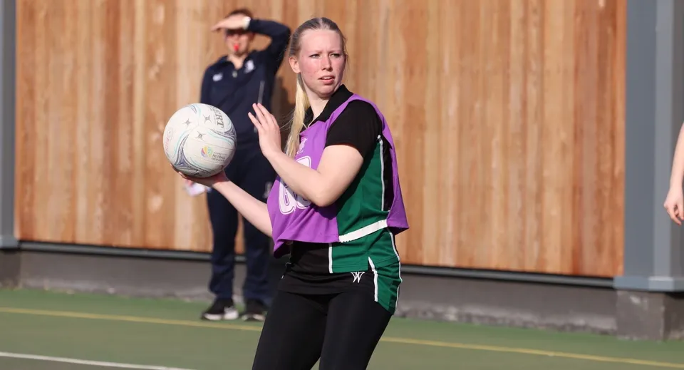 Una studentessa della RGS Surrey Hills (Box Hill School) tiene un pallone da rugby sul campo sportivo.