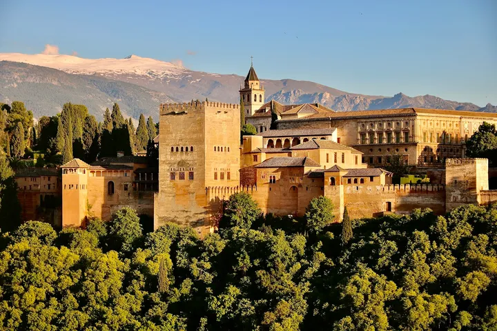 Die Alhambra in Granada vor den Bergen der Sierra Nevada