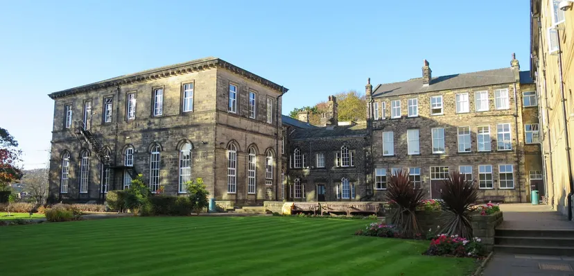 L'edificio principale storico della Woodhouse Grove School è circondato da prati ben curati e aiuole fiorite.
