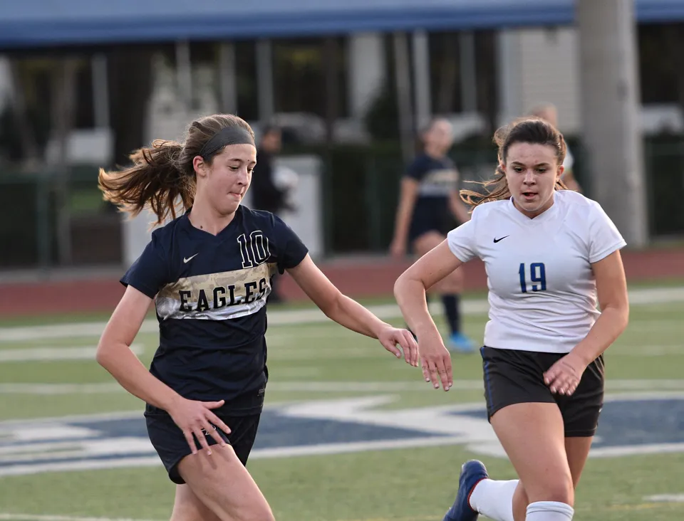 Due studentesse giocano a calcio sul campo sportivo della North Broward Preparatory School.