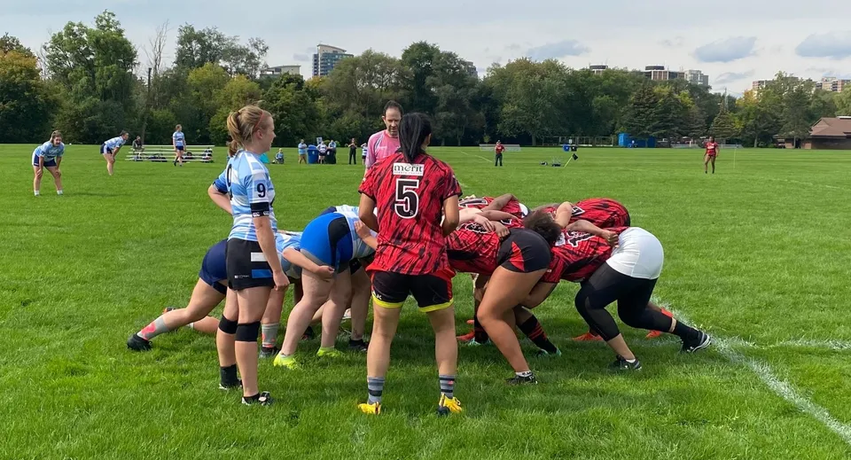 Un gruppo di studenti gioca sul campo sportivo del Stephen Leacock Collegiate Institute.