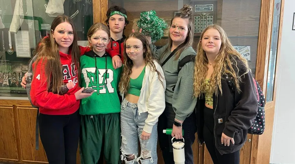 Un gruppo di studenti e studentesse si trova insieme in un edificio scolastico della Erle Rivers High School.