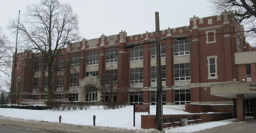Il grande edificio in mattoni della Kokomo-Center Township Consolidated School Corporation è circondato da un terreno innevato e alberi spogli.