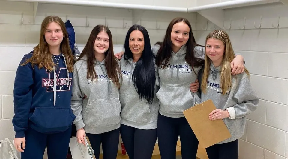 Cinque giovani studentesse si trovano insieme nel corridoio della Marymount Academy davanti agli armadietti.