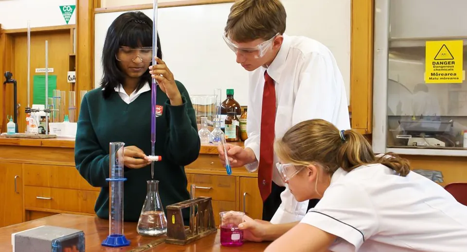 Studentesse e studenti della Onehunga High School lavorano insieme nel laboratorio di scienze.
