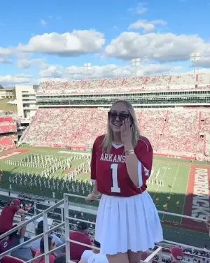 Malina con una maglia da football in uno stadio gremito negli Stati Uniti