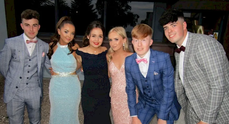 Un gruppo di persone posa a un evento formale nel campus del St. Finian’s College a Mullingar.