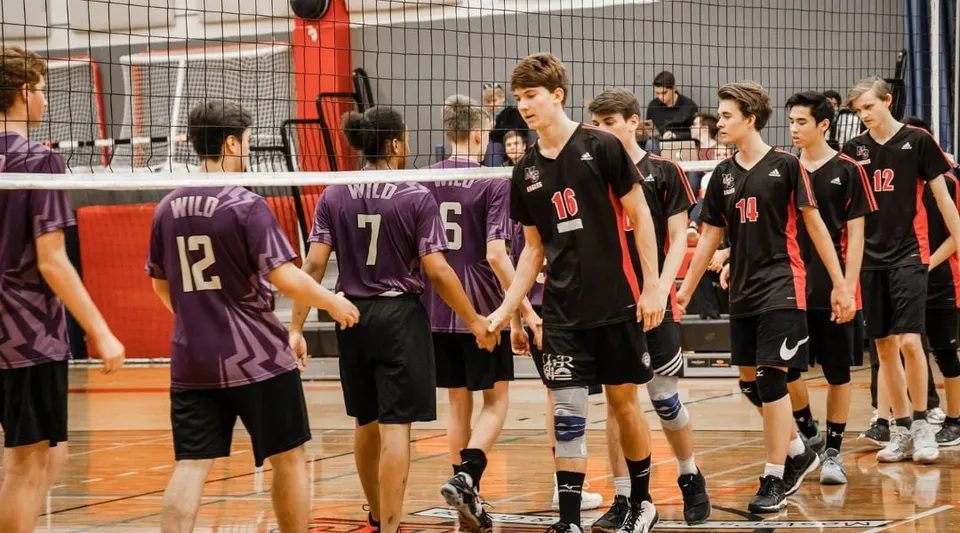 Un gruppo di giovani pallavoliste e pallavolisti riuniti sul campo da pallavolo della Master's Academy and College.