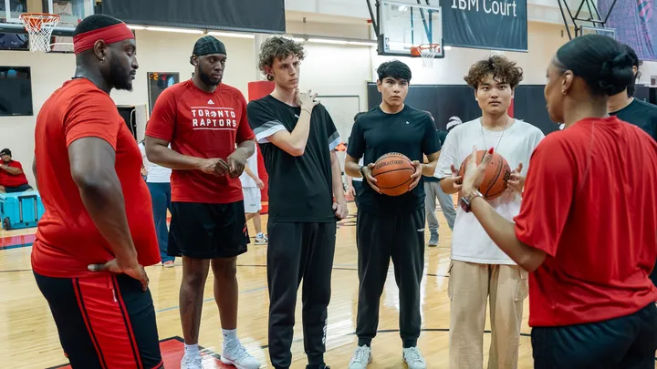 Schüler beim Basketball in der Sporthalle