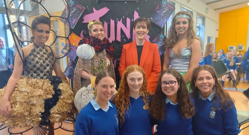 Un gruppo di studentesse della Ursuline Secondary School Thurles posa davanti a un logo delle Nazioni Unite a scuola.