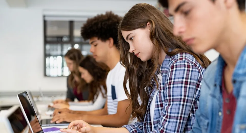 Studenti della Niskayuna High School concentrati sui loro computer portatili in classe.