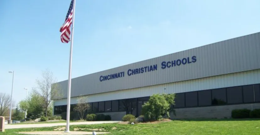 L'ampio edificio con la scritta Cincinnati Christian Schools e una bandiera americana davanti.