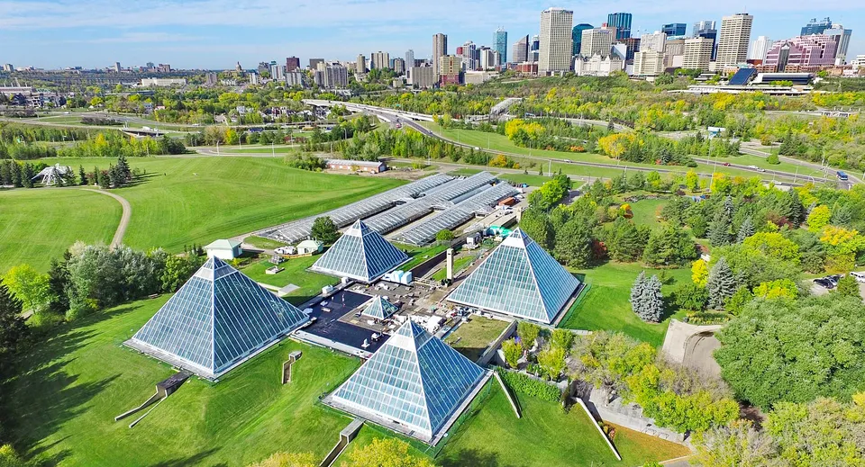 L'architettura con tetti a piramide è visibile dal campus della Strathcona High School sullo sfondo dello skyline urbano.