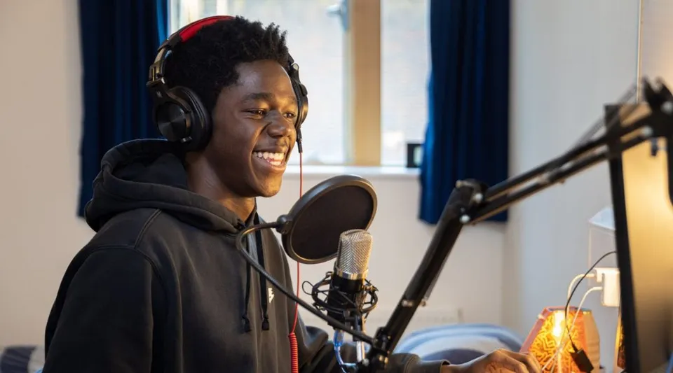 Uno studente della Steyning Grammar School canta con passione in uno studio di registrazione.