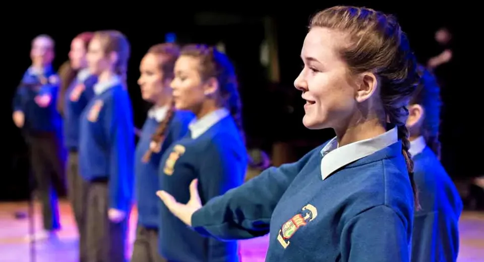 Studenti della St. Mary's Secondary School (Macroom) sono insieme sul palco e si esibiscono in una rappresentazione.