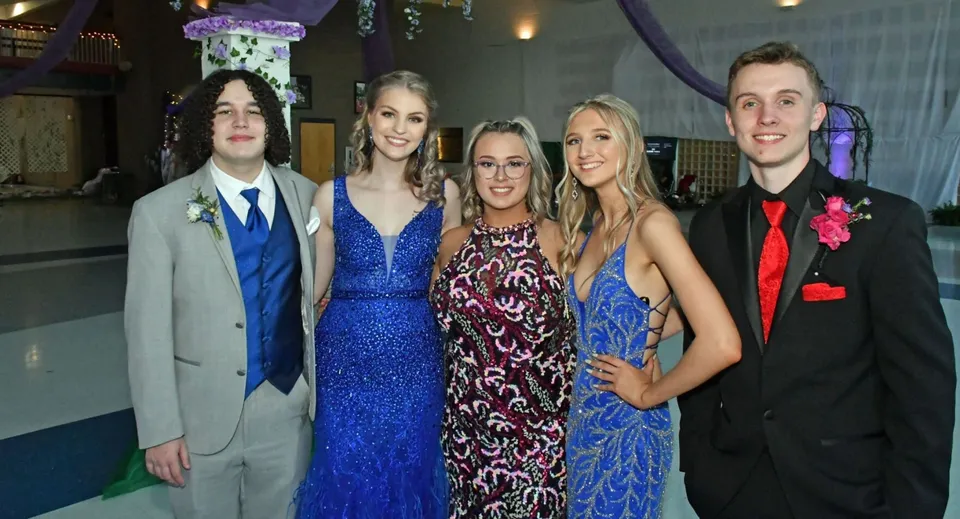 Un gruppo di cinque studenti del Virginia College posa in abiti eleganti durante un evento speciale.