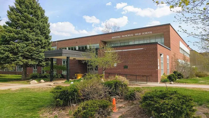 L'edificio in mattoni della Banting Memorial High School è circondato da alberi e aree verdi.