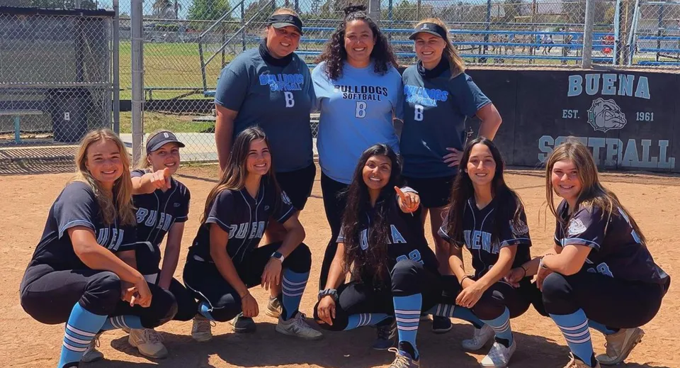 Un gruppo di giovani studentesse della Buena High School posa insieme sul campo da baseball.