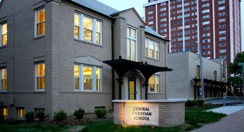 L'edificio in mattoni della Central Christian School con un cartello illuminato davanti all'ingresso.