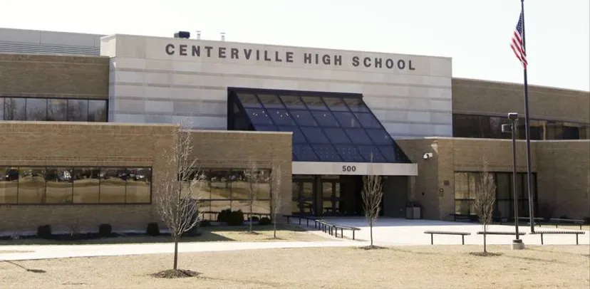 L'edificio principale moderno della Centerville Senior High School con la bandiera americana visibile.