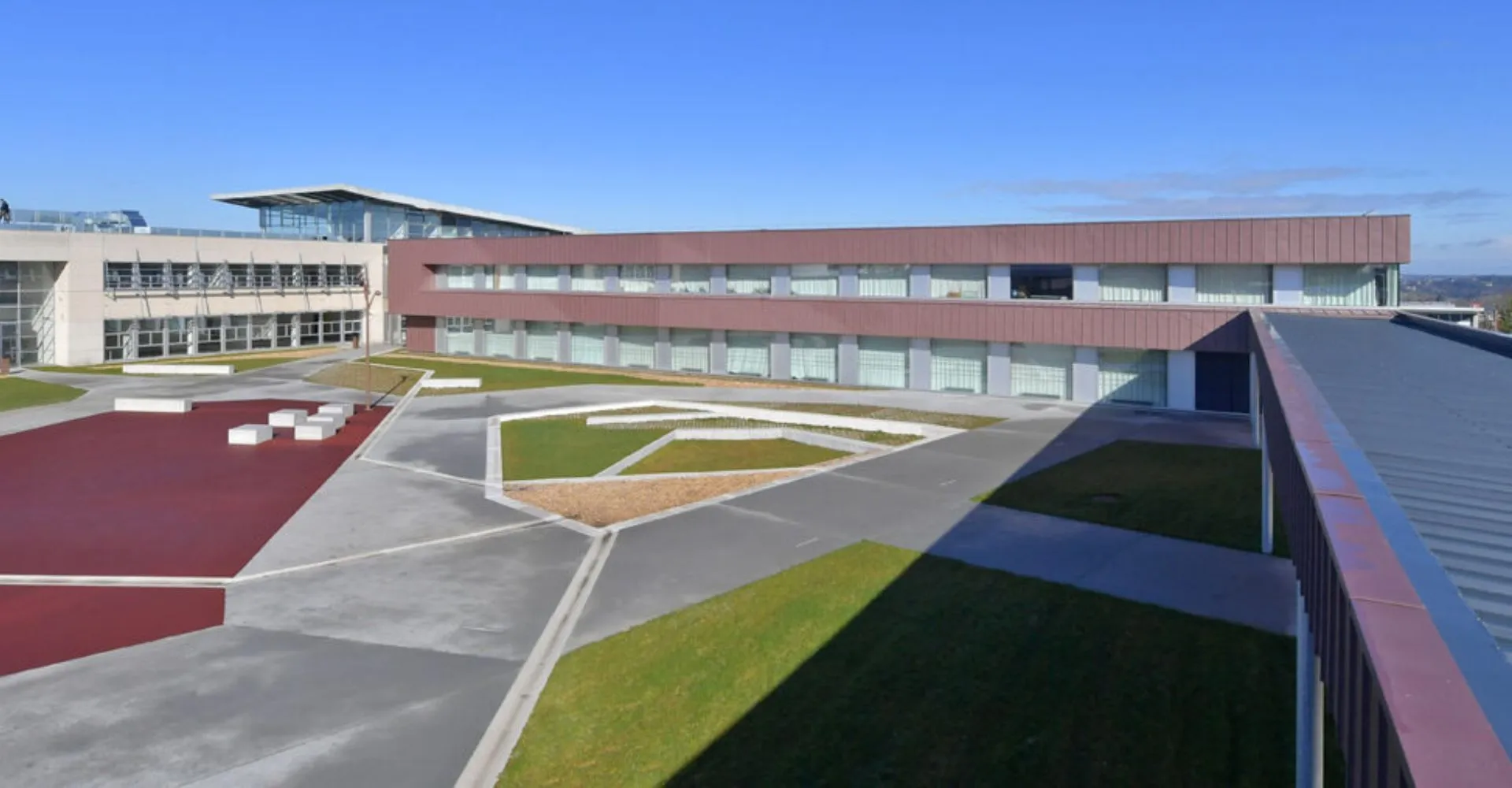 L'edificio moderno a più piani con un vivace design geometrico nel campus del Lycée Jean Brito.