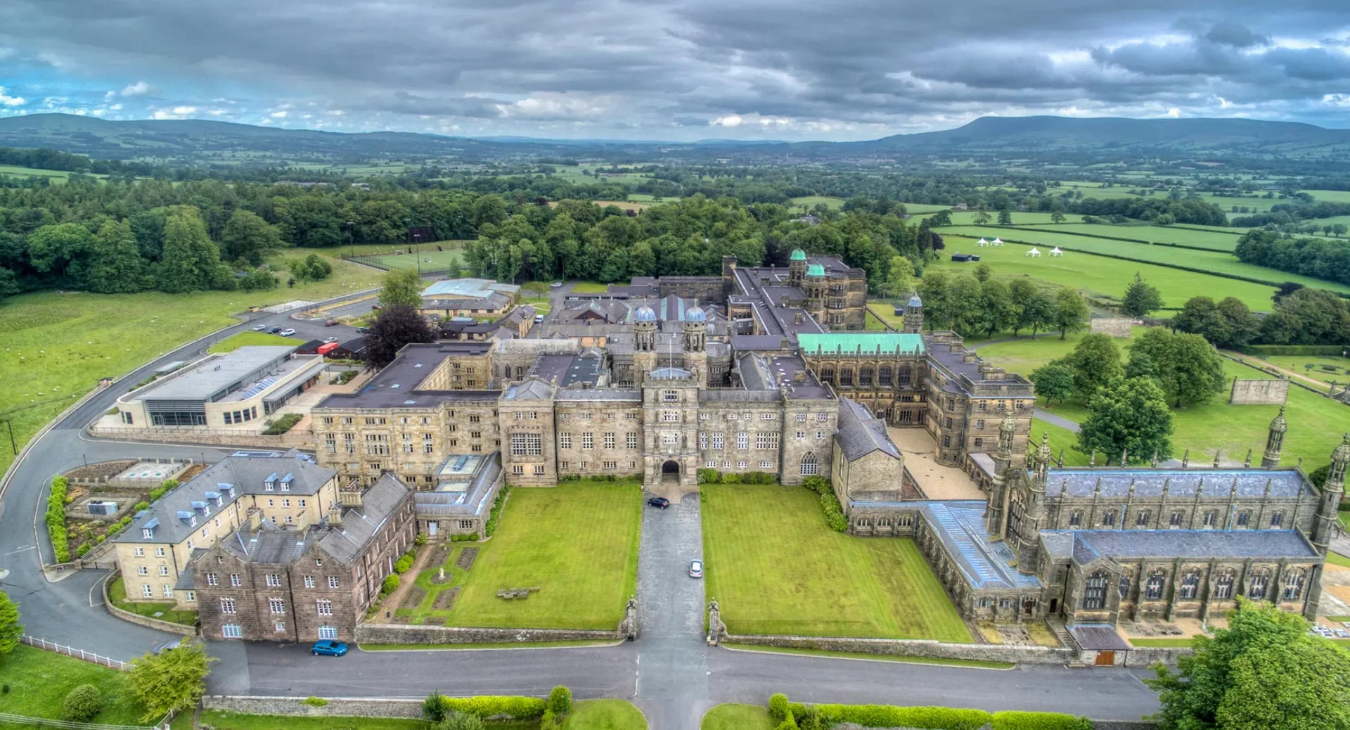 Il castello medievale all'interno del campus del Stonyhurst College è circondato da un paesaggio verdeggiante e colline.