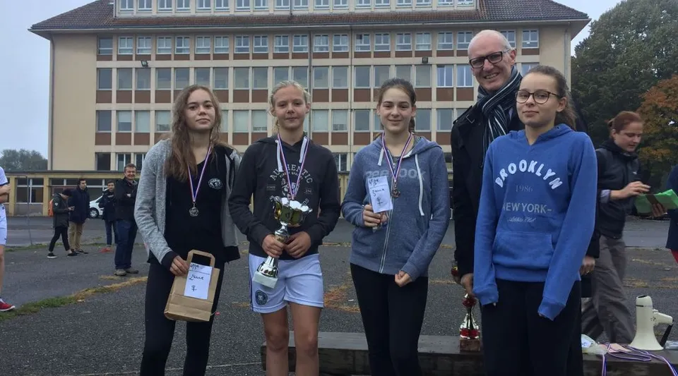 Un gruppo di giovani è in piedi davanti al caratteristico edificio del Lycée Saint Antoine.