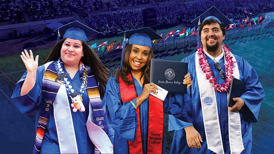 Tre diplomati in toga blu in posa davanti alla folla sul campus del Santa Monica College.