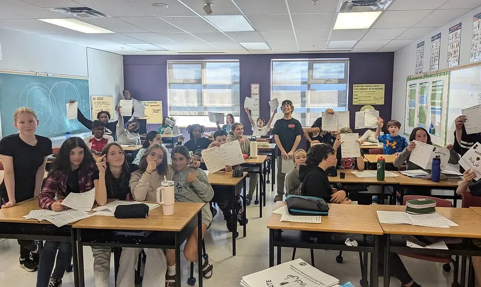 Un'aula piena di studentesse e studenti nel campus della École secondaire publique Omer-Deslauriers.