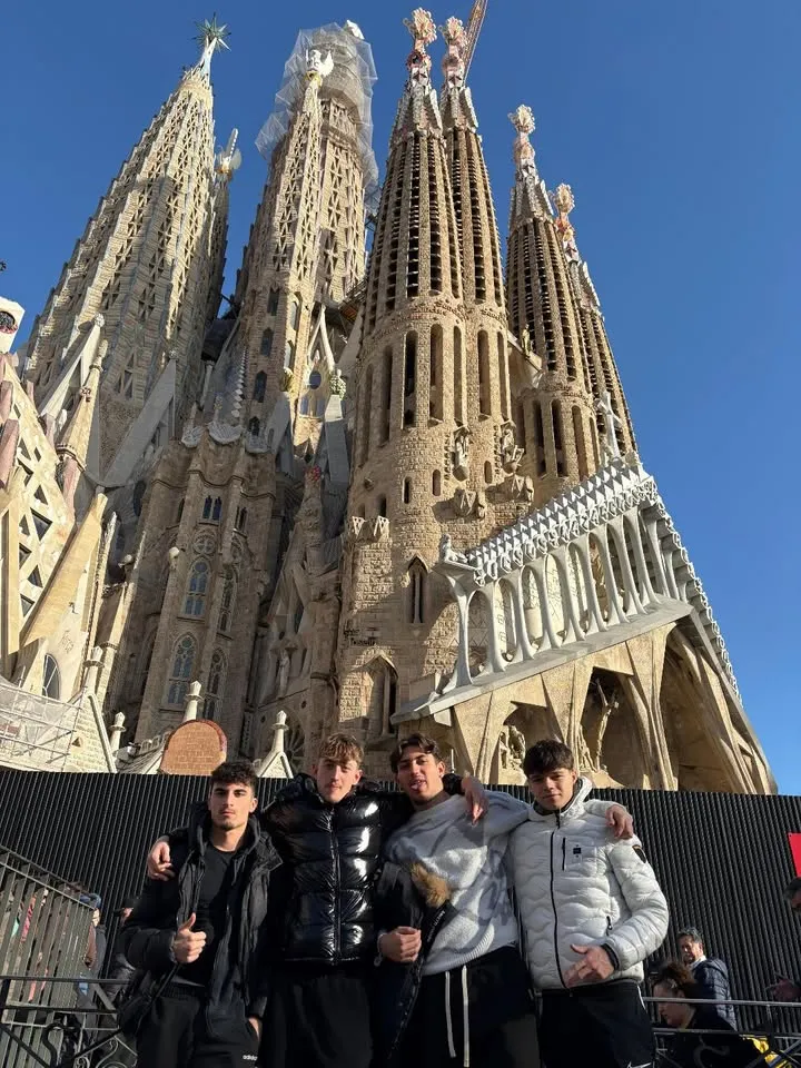 Quattro studenti davanti alla Sagrada Família a Barcellona, in Spagna