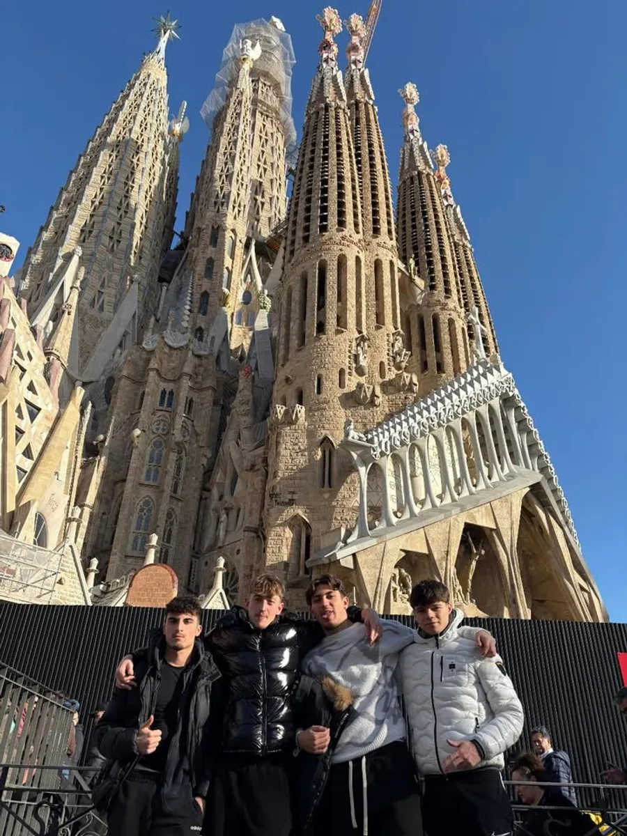 Quattro studenti davanti alla Sagrada Família a Barcellona, in Spagna