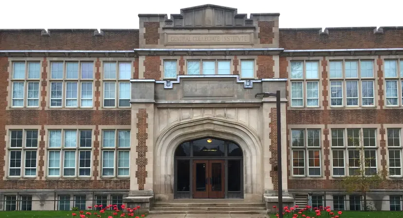L'imponente edificio in mattoni con un ingresso ad arco all'interno del campus della London Central Secondary School.