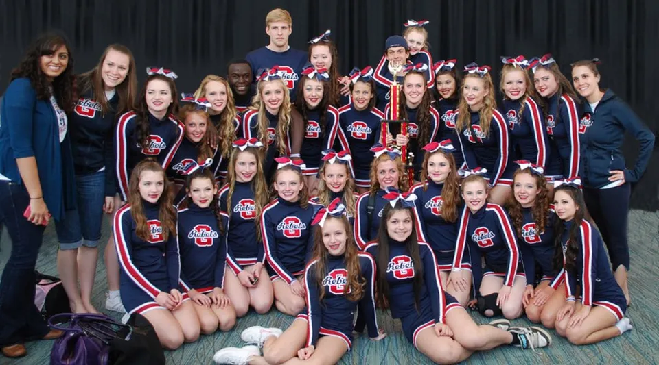 Un gruppo di giovani atlete posa come squadra di cheerleader nel campus della Georgetown District High School.