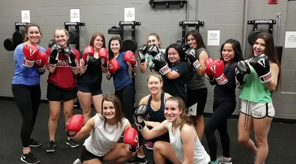 Un gruppo di giovani donne si allena a boxe nella palestra della Bishop O'Byrne High School.