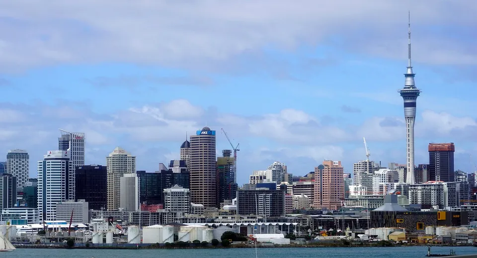 Vista su una città vivace con grattacieli e la Sky Tower sullo sfondo, vicino all'ACG Sunderland.