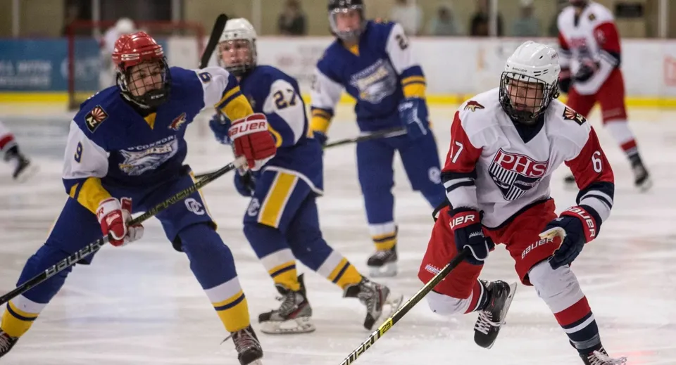 Giocatori di hockey su ghiaccio della London Central Secondary School sulla pista durante una partita.