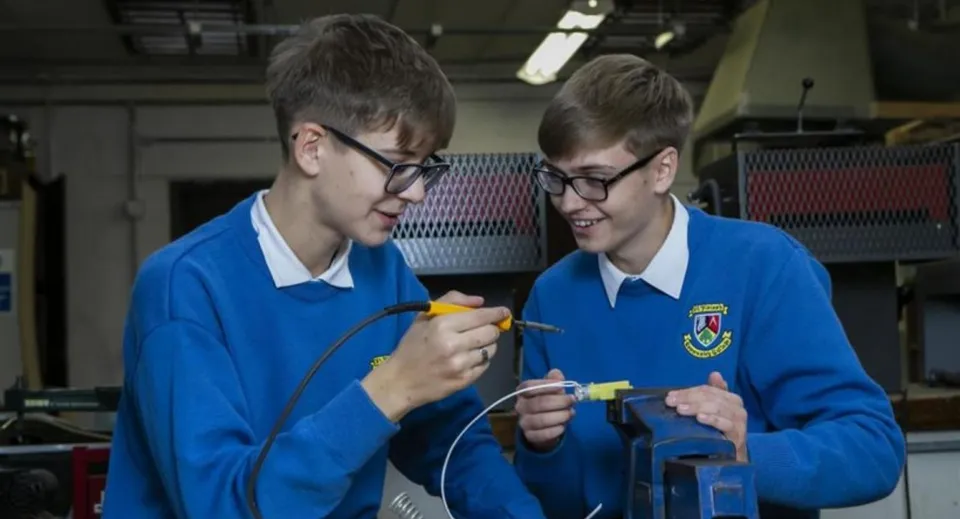 Due studenti del St. Finian’s Community College analizzano insieme qualcosa in laboratorio.