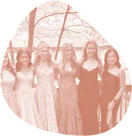 Grupo de estudiantes con vestidos de fiesta posando juntas