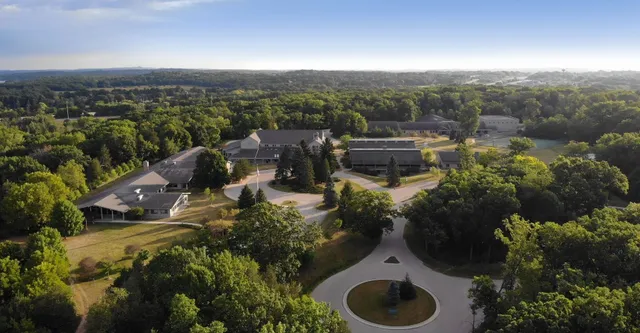 Il campus della University Lake School è immerso in un paesaggio verdeggiante con sentieri tortuosi e un'area circolare centrale.