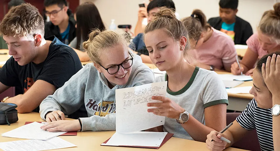 Studenti della Westview Secondary School sono seduti in classe e lavorano su materiali didattici.