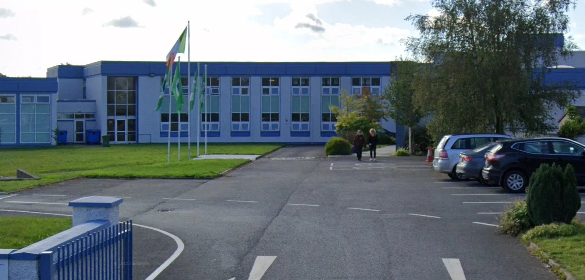 L'edificio moderno a più piani della Sacred Heart Secondary School a Tullamore è circondato da un'area verde e da un vialetto pavimentato che conduce all'ingresso.