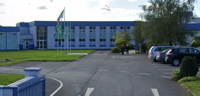 L'edificio moderno a più piani della Sacred Heart Secondary School a Tullamore è circondato da un'area verde e da un vialetto pavimentato che conduce all'ingresso.