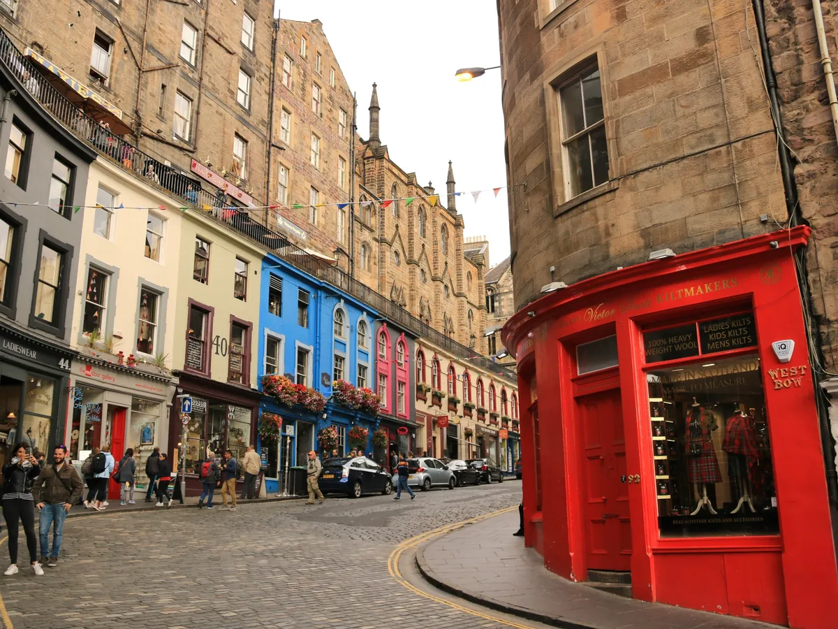 La Victoria Street de Edimburgo con las fachadas de colores de sus tiendas