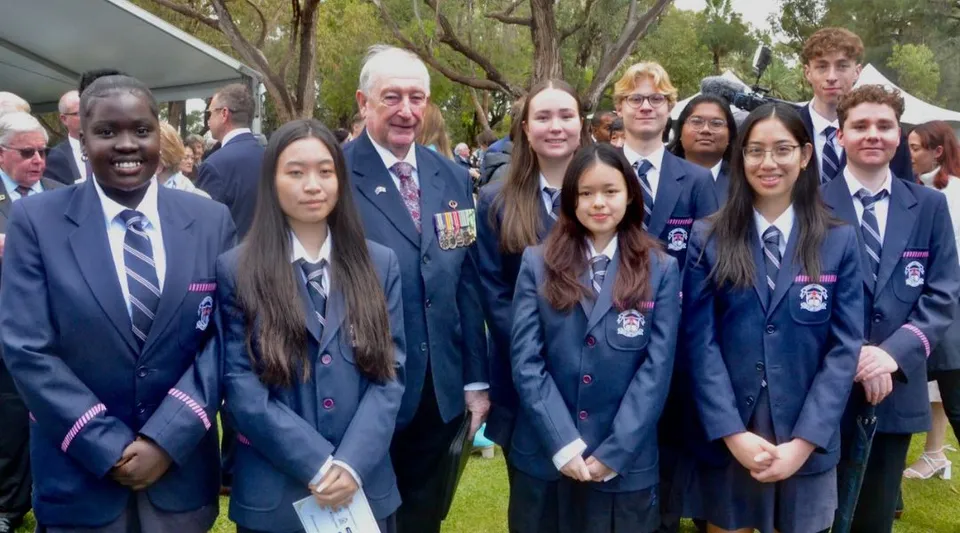 Un gruppo di studenti all'aperto nel campus della Mount Lawley Senior High School davanti ad alcuni alberi.
