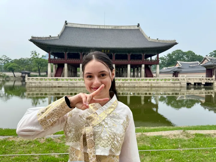 Besucher vor den historischen Hallen des Gyeongbokgung-Palasts in Seoul