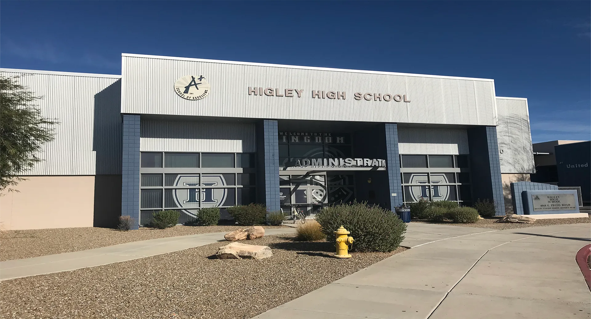 Il grande edificio bianco con la scritta si trova nel campus del Higley Unified School District.