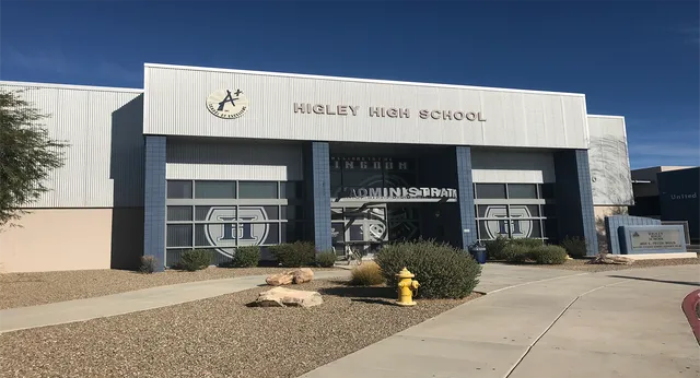 Das große weiße Gebäude mit Schriftzug befindet sich auf dem Gelände des Higley Unified School District.