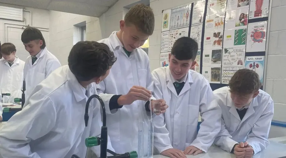 Studenti della The Abbey School svolgono insieme un esperimento in laboratorio.