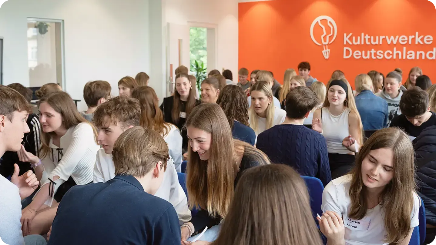 Austauschschülerinnen und -schüler im Gespräch bei einem Seminar von Kulturwerke Deutschland