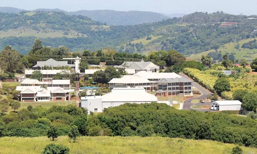 Il campus della Lindisfarne Anglican Grammar School è circondato da colline verdi e alberi.